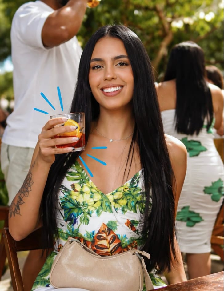 Cliente com drink na mão no Santo Grau