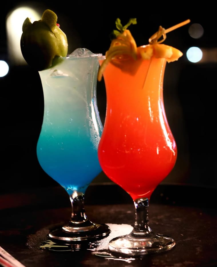 Drinks coloridos servidos em taças altas
