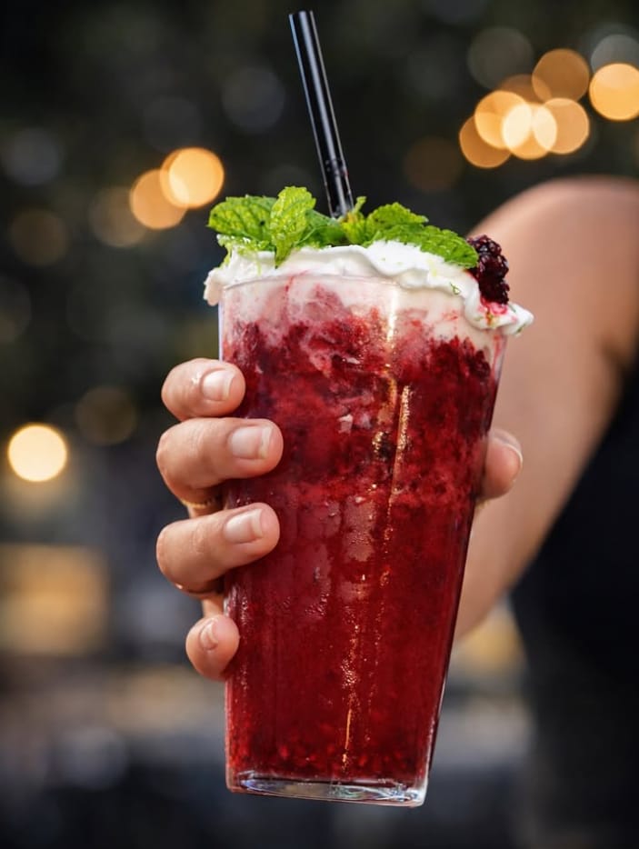Nebulosa do Santo, drink de frutas vermelhas com espuma